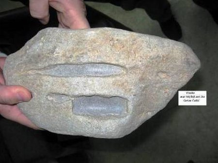 Sebuah gambar yang digunakan dalam casting batu-batu kuno piramida matahari mengalir di Bosnia, dan kebenaran ilmiah mengatakan bahwa sangat jelas bahwa metode tertentu pada pengecoran batu berasal dari tanah liat telah dikenal sejak ribuan tahun yang lalu dalam peradaban yang berbeda baik Rumania atau Firaun