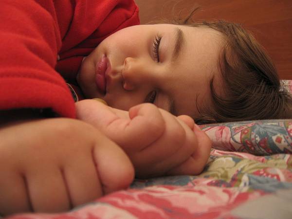     A_child_sleeping_2121.JPG