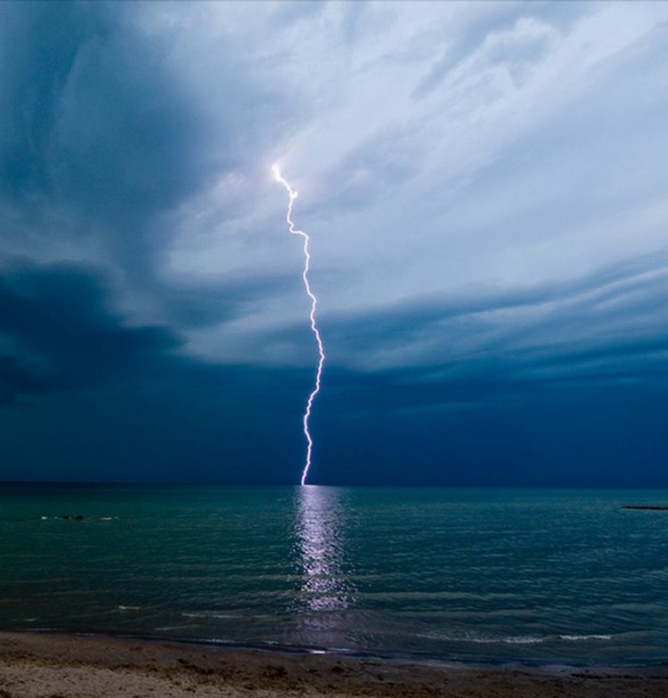 ۩۞۩ ♥§♥ صور  للموضوعات امطارورعد وبرق ووسائط نقل ♥§♥  ۩۞۩ Lightning-thunder-dark